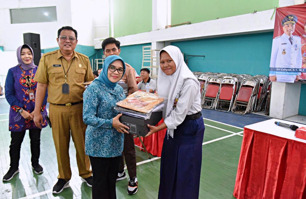 Pemkot Surabaya Gelontorkan 266.375 Seragam dan Perlengkapan Sekolah Gratis