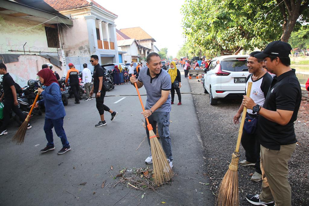 Wali Kota Eri Pimpin Kerja Bakti di Kalimas Sambut Hari Peduli Sampah