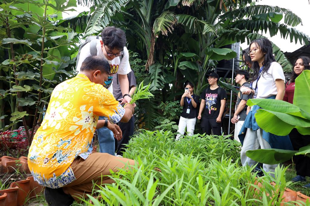 Mahasiswa Singapura Pelajari Program Padat Karya di Surabaya