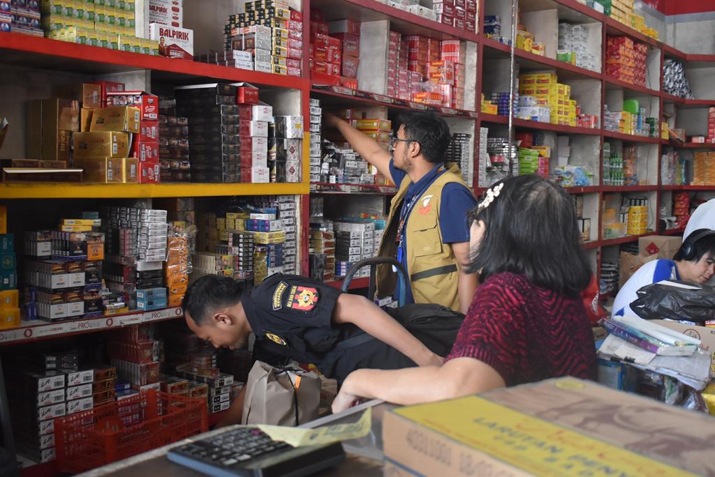 Pemkot Surabaya bersama Bea Cukai Sisir Peredaran Rokok Ilegal