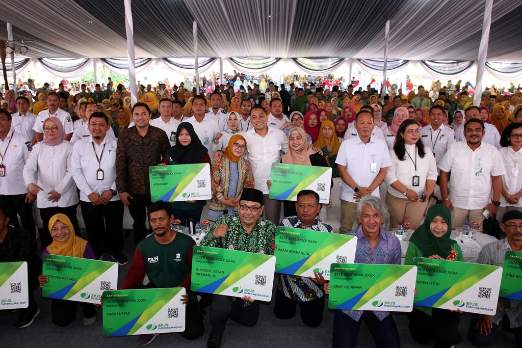 Wali Kota Eri Serahkan BPJS Ketenagakerjaan kepada Puluhan Ribu Warga Pelayan Masyarakat