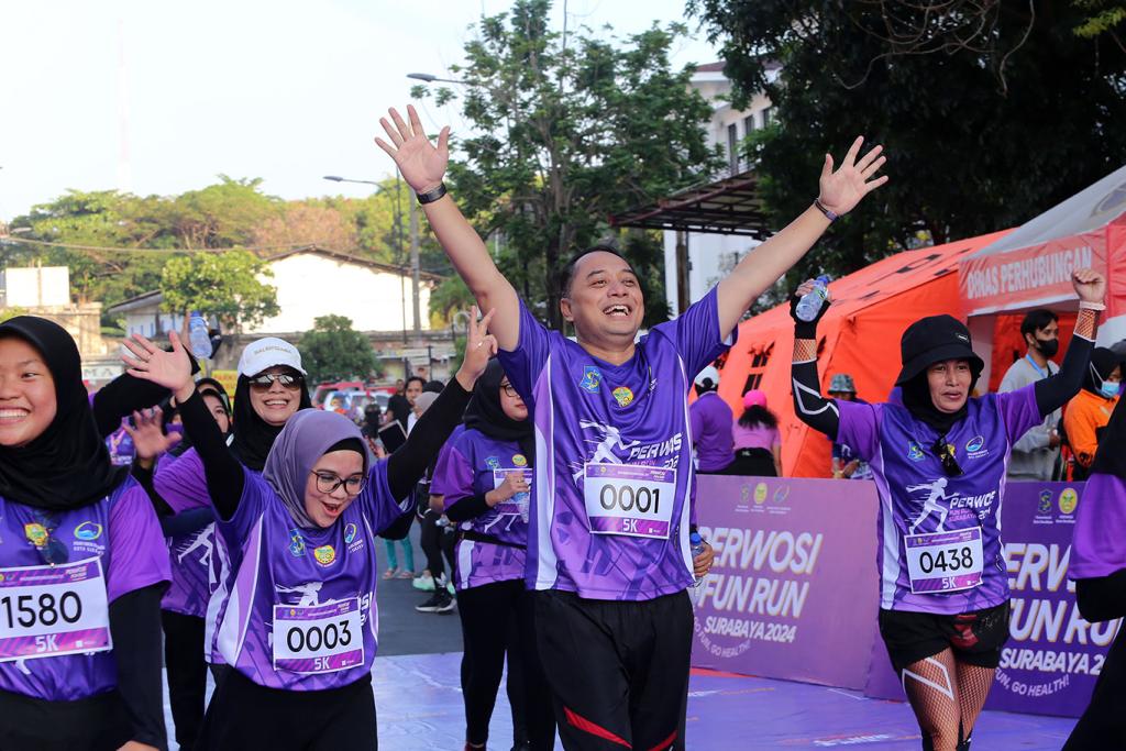 Wali Kota Eri Cahyadi Ajak Masyarakat Hidup Sehat Melalui Perwosi Fun Run 2024