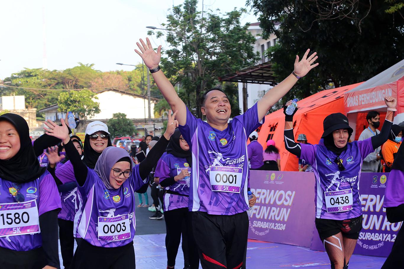Wali Kota Eri Cahyadi Ajak Masyarakat Hidup Sehat Melalui Perwosi Fun Run 2024